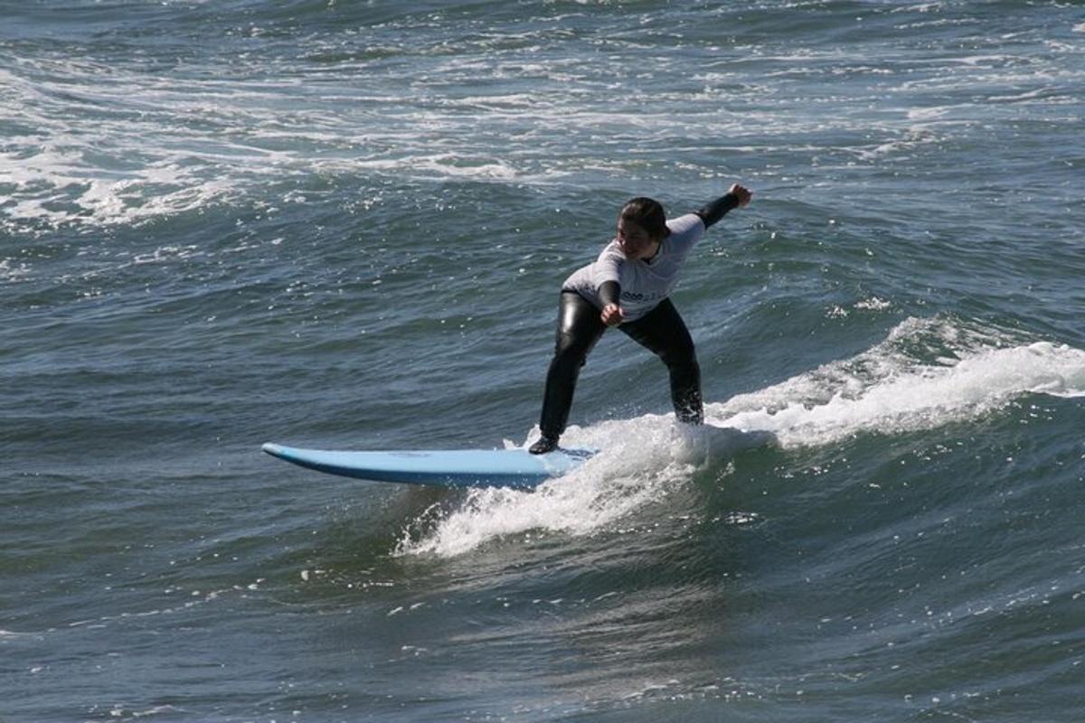 isang lalaking nakasakay sa alon sa isang surfboard sa karagatan