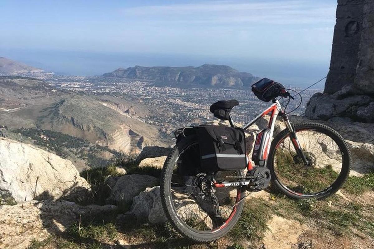 una bicicletta parcheggiata sul fianco di una montagna