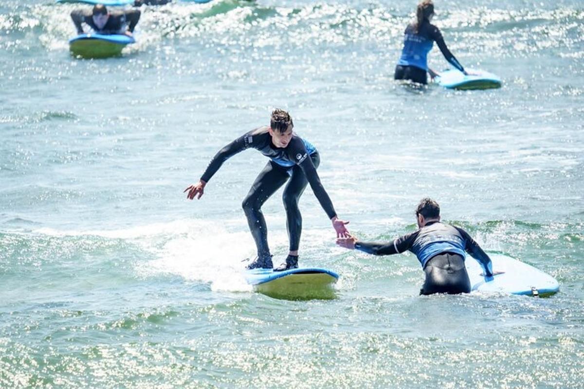 eine Gruppe von Menschen, die im Meer Surfbretter reiten
