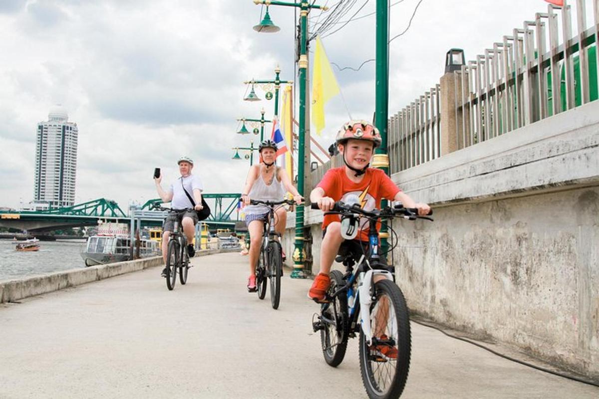 Un grupo de personas bajando en bicicleta por un puente.