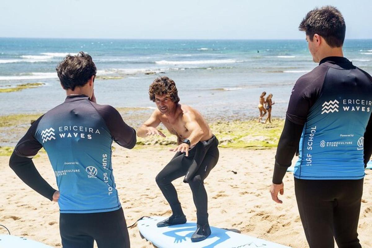 ein Mann steht auf einem Surfbrett am Strand