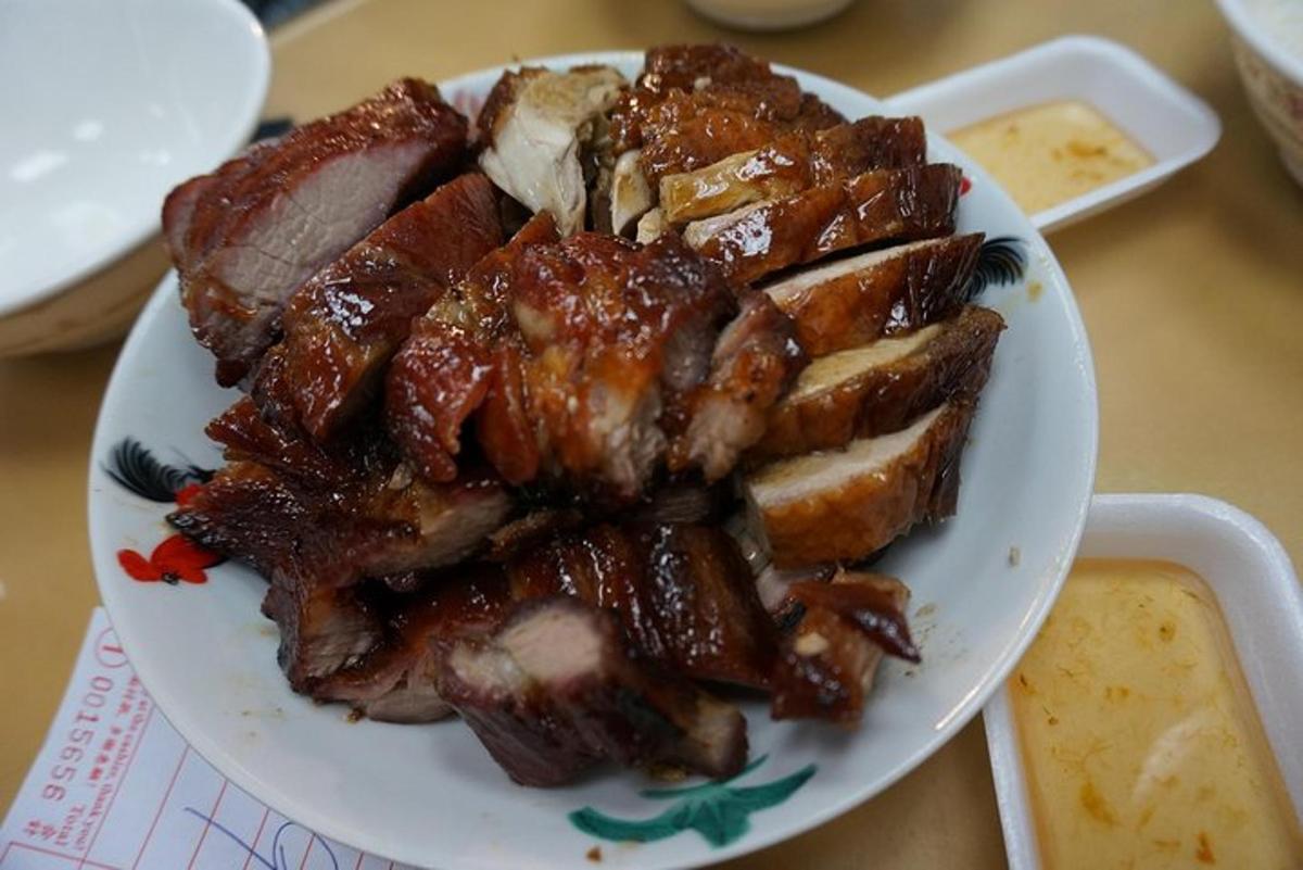 un plat de menjar amb carn a la taula