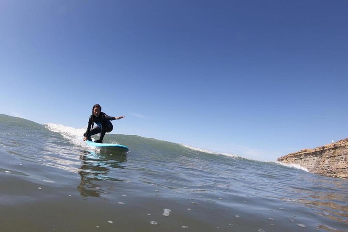 eine Person, die auf einem Surfbrett im Meer auf einer Welle reitet