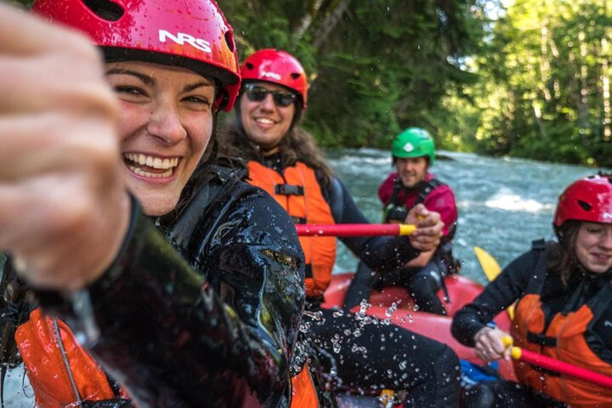 eine Gruppe von Menschen raftet auf einem Fluss