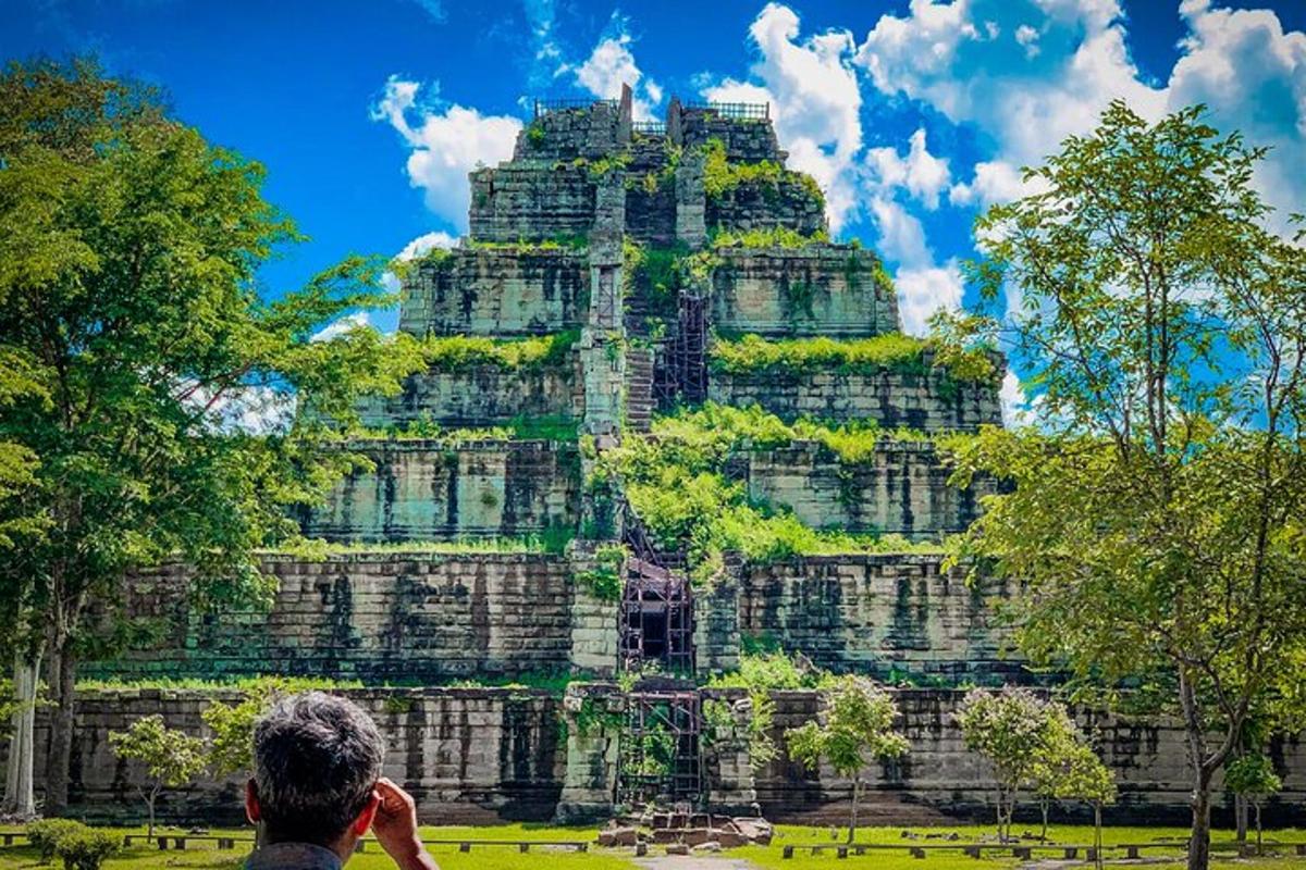 un uomo che scatta una foto di un tempio