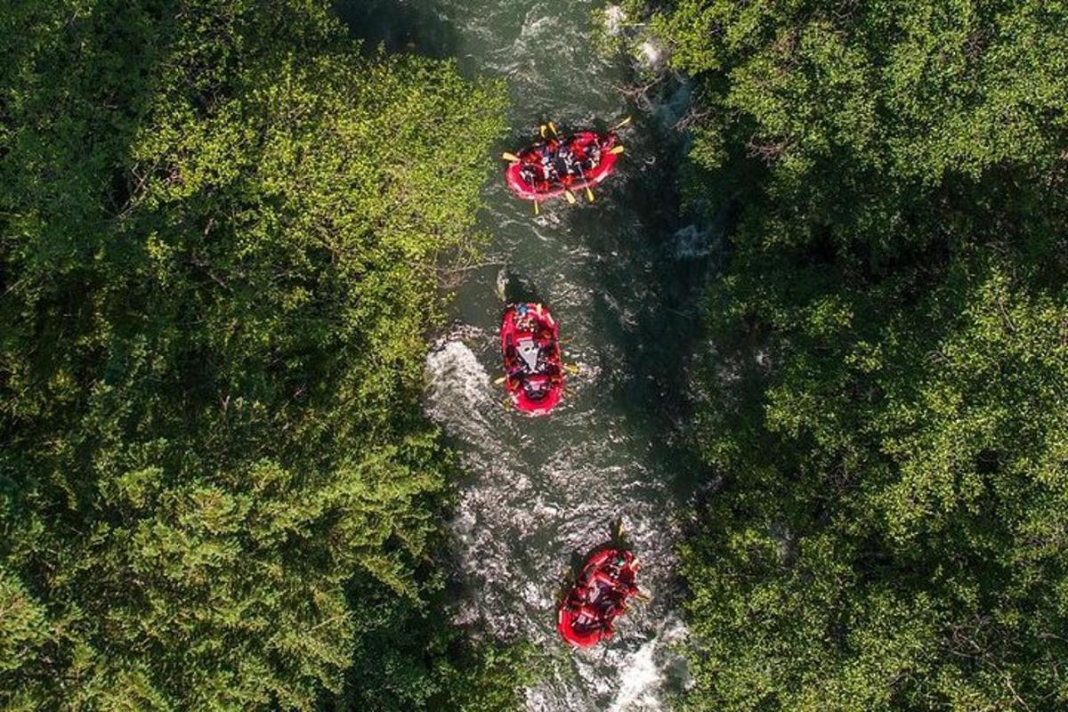 un grupo de barcos rojos en un río