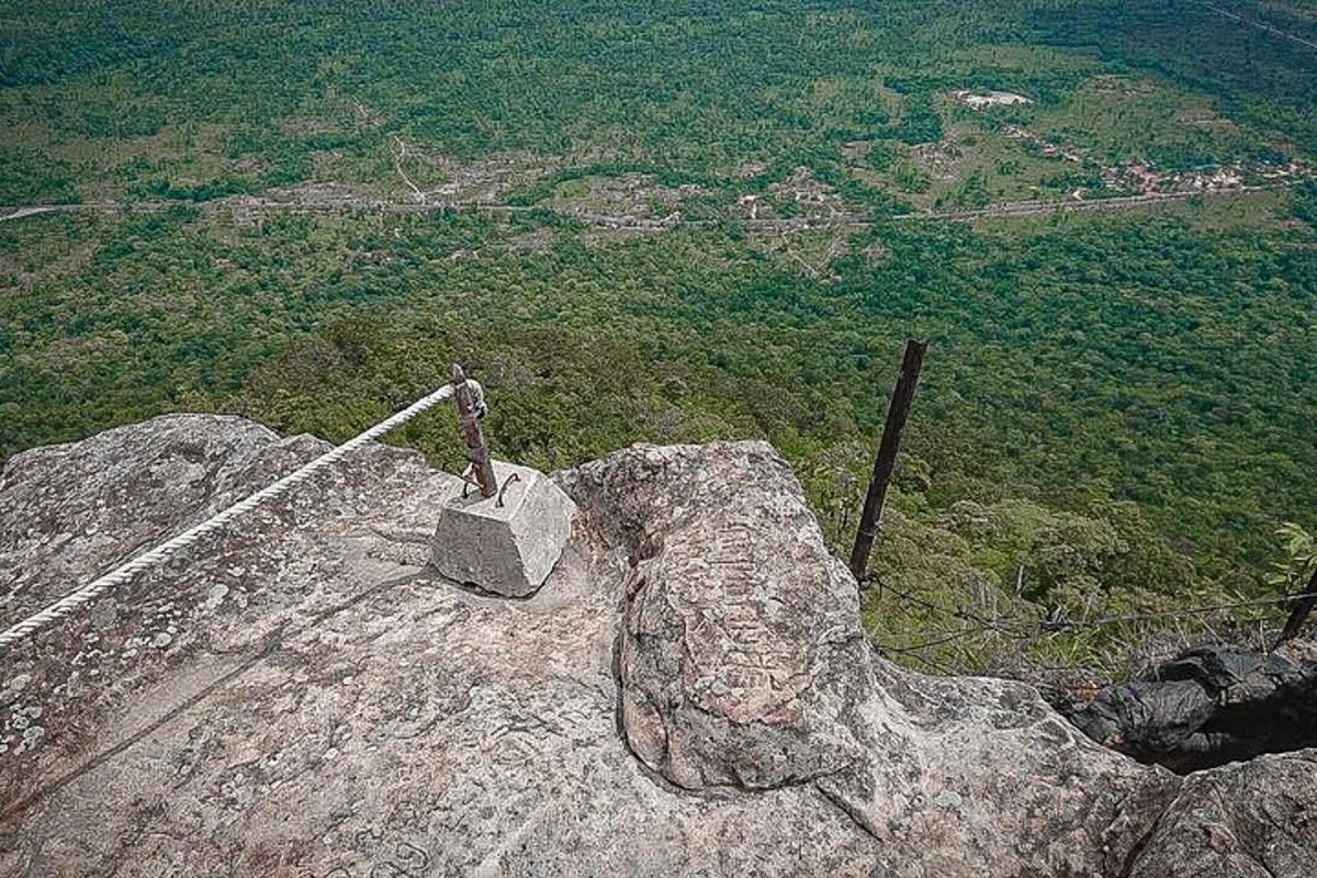 una statua in cima a una roccia su una montagna