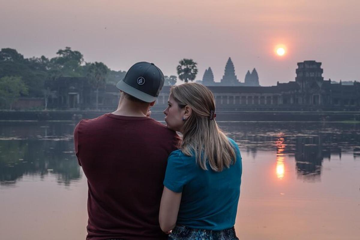 seorang lelaki dan seorang wanita berdiri di sebelah sebuah badan air