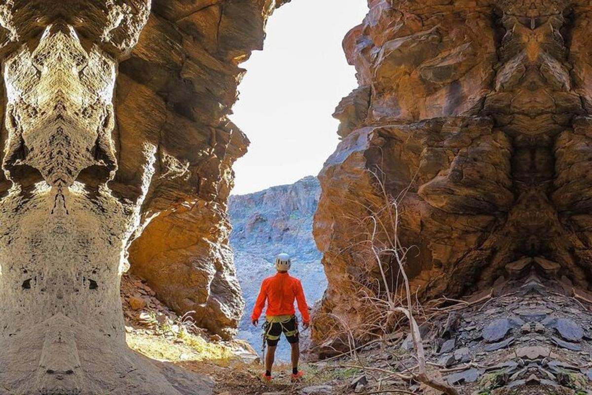 un uomo in piedi di fronte a una formazione rocciosa