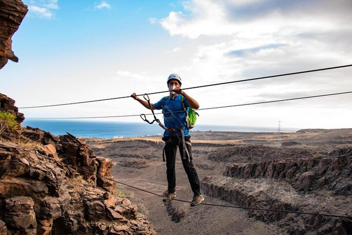 un uomo che cammina su una teleferica al Grand Canyon