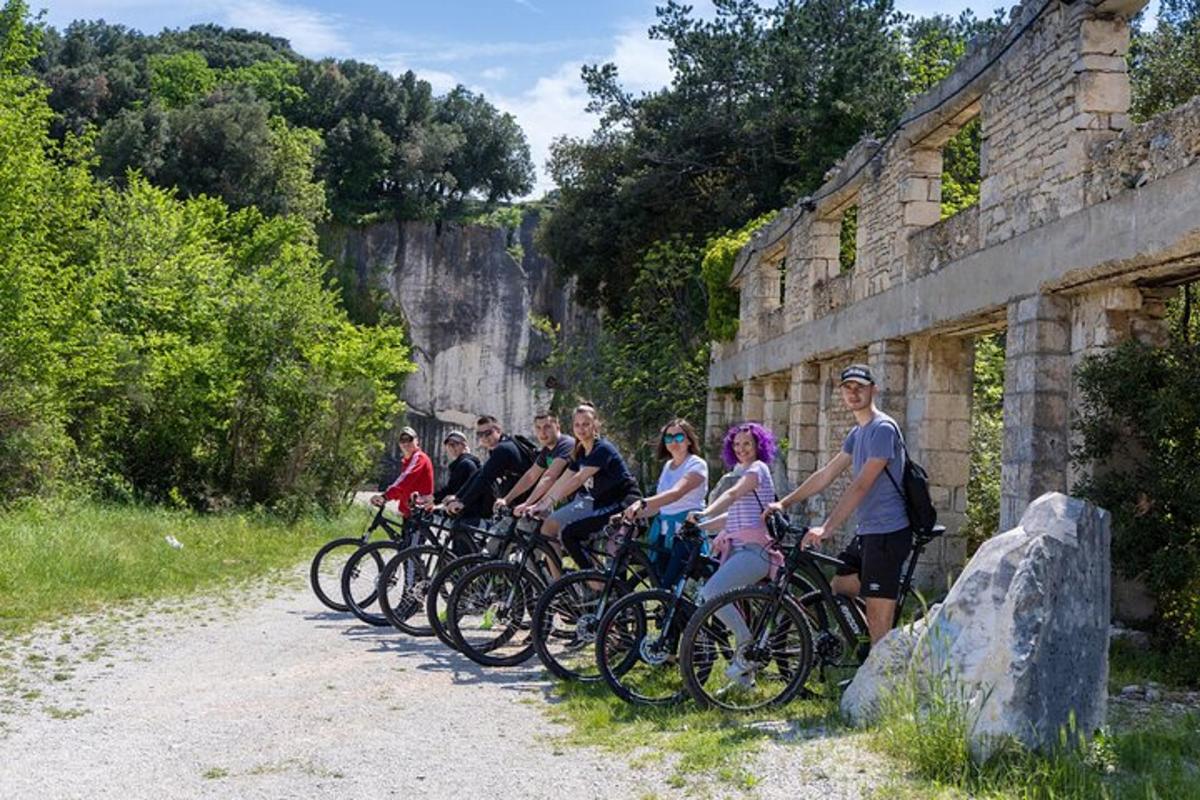 un gruppo di persone in bicicletta parcheggiate accanto a un edificio