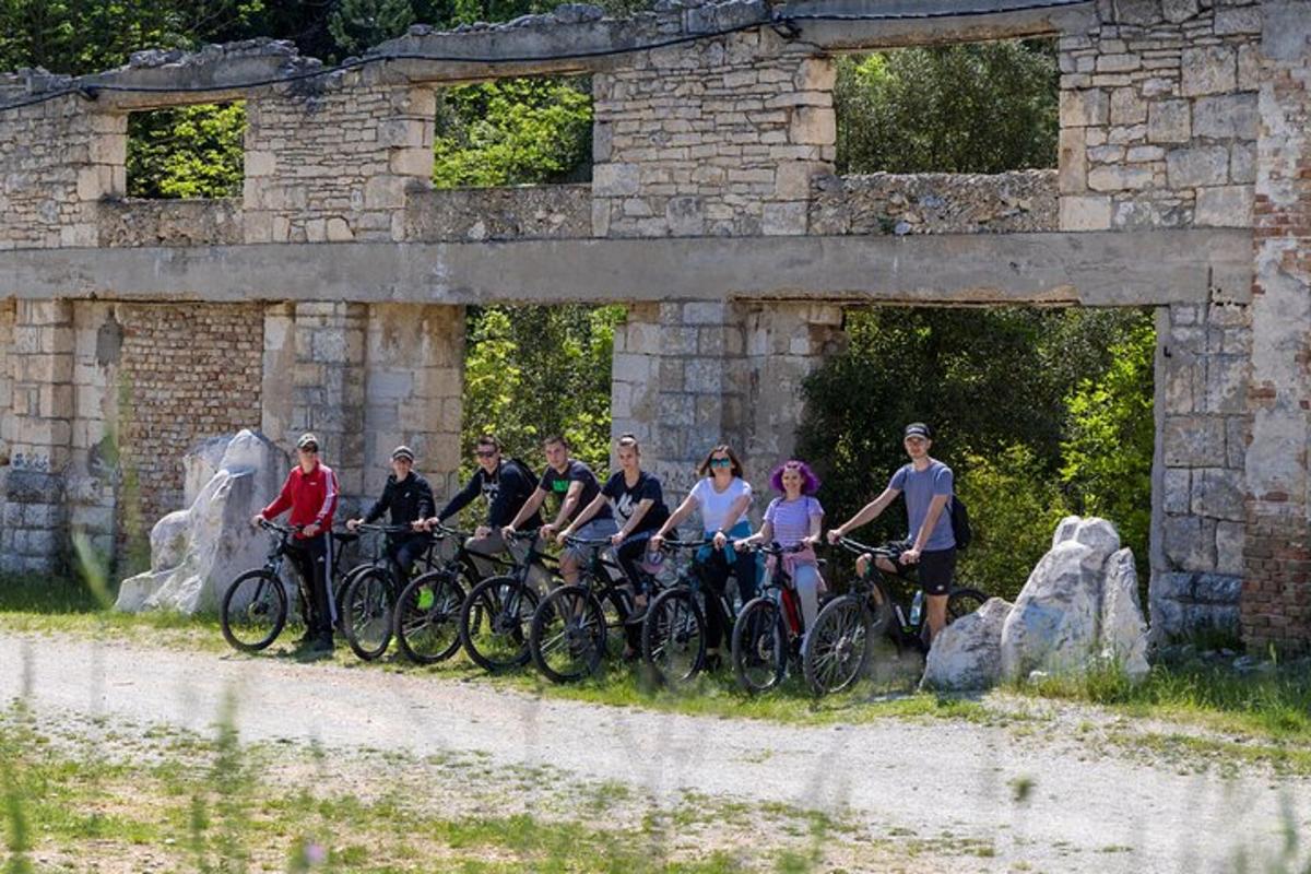 grupp inimesi, kes sõidavad jalgratastega silla all