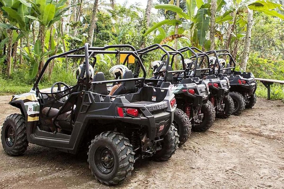 deretan empat atv diletakkan di atas jalan tanah