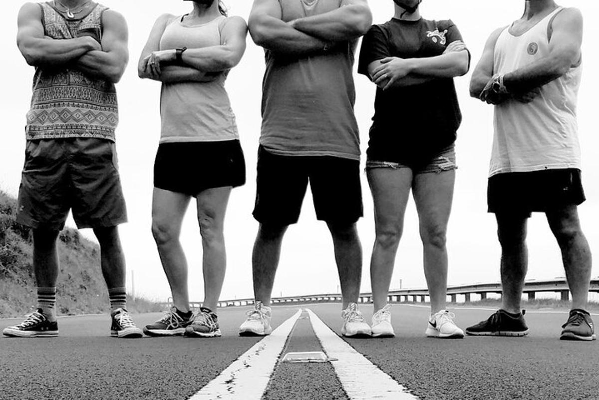 un gruppo di quattro uomini in piedi su una strada