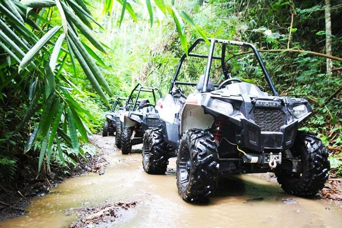 dua atv diletakkan di atas jalan tanah
