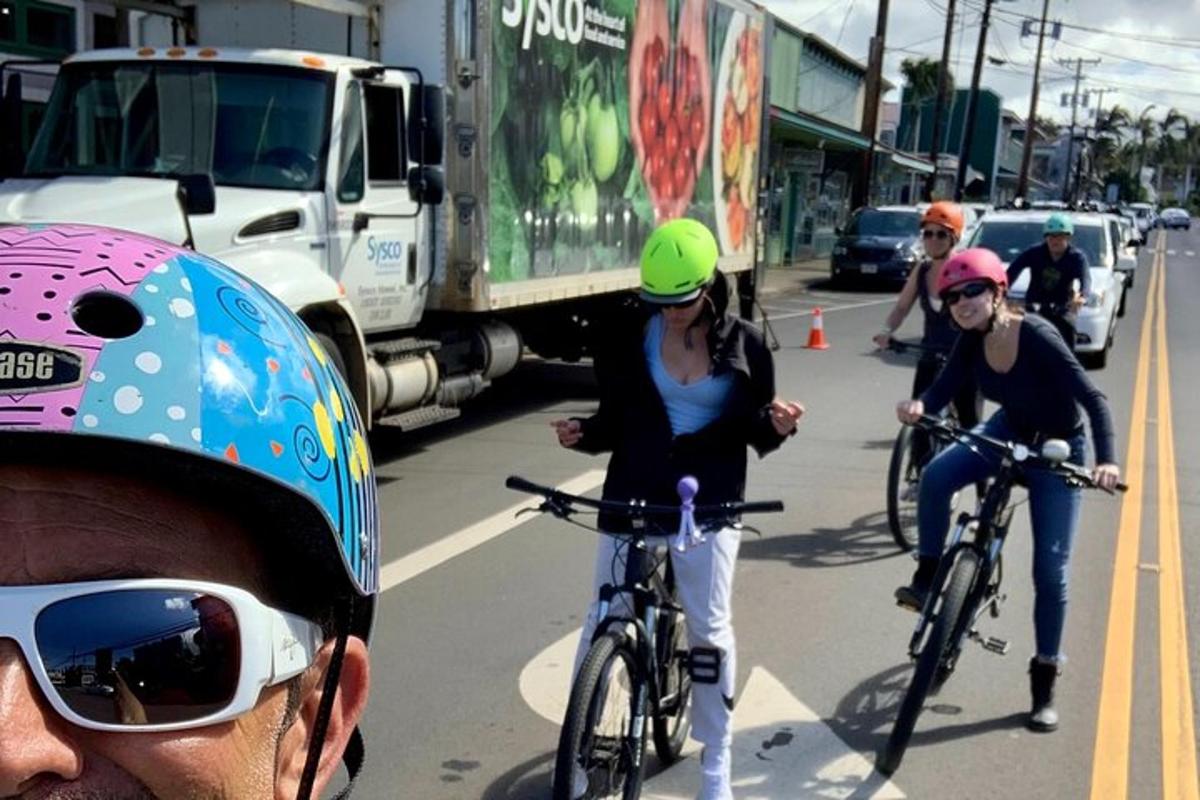 un gruppo di persone che vanno in bicicletta lungo una strada