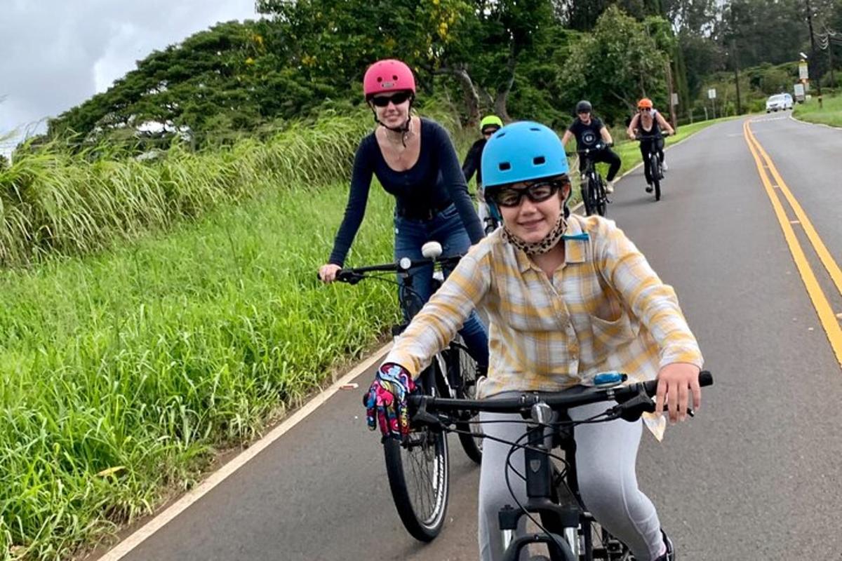 un gruppo di persone che vanno in bicicletta lungo una strada