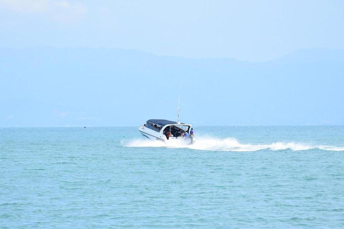 sebuah perahu kecil di air di lautan