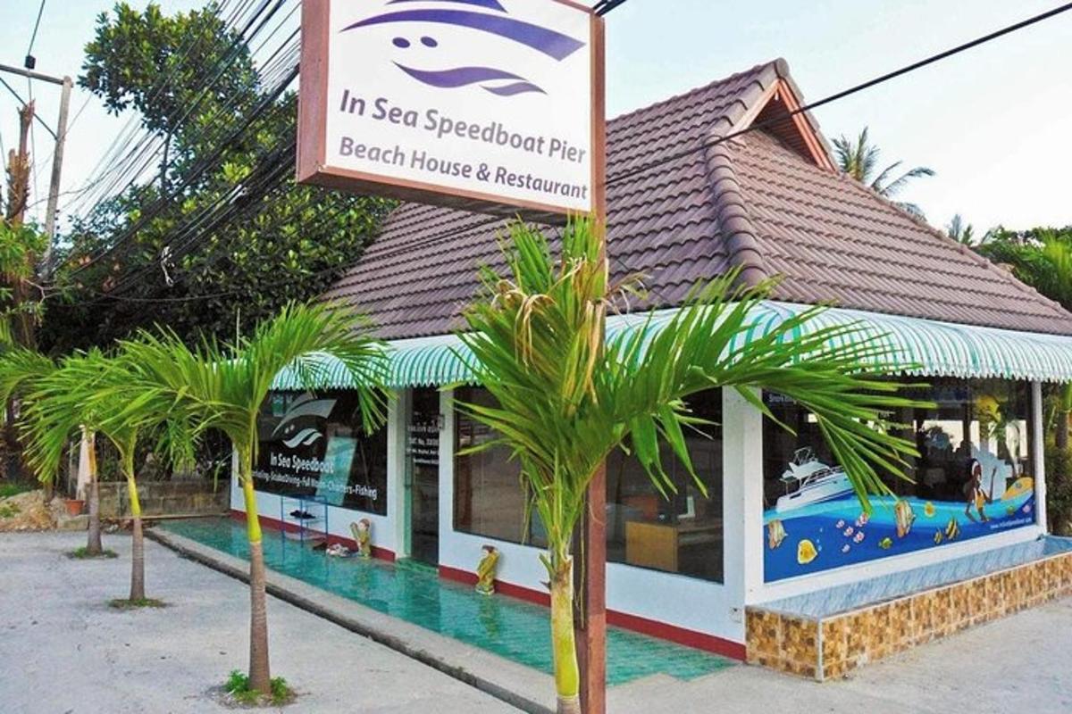 sebuah restoran dengan pokok palma di hadapannya