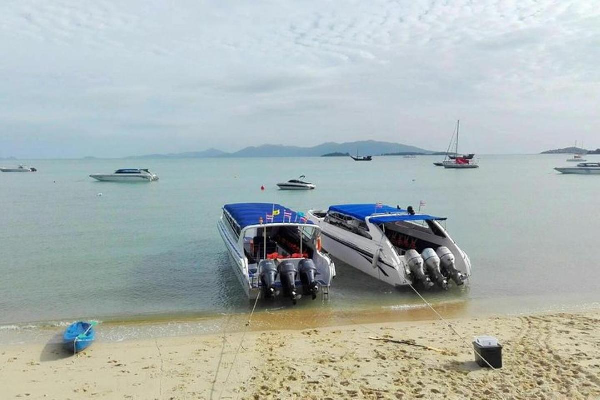 dua bot di pantai dengan bot di dalam air