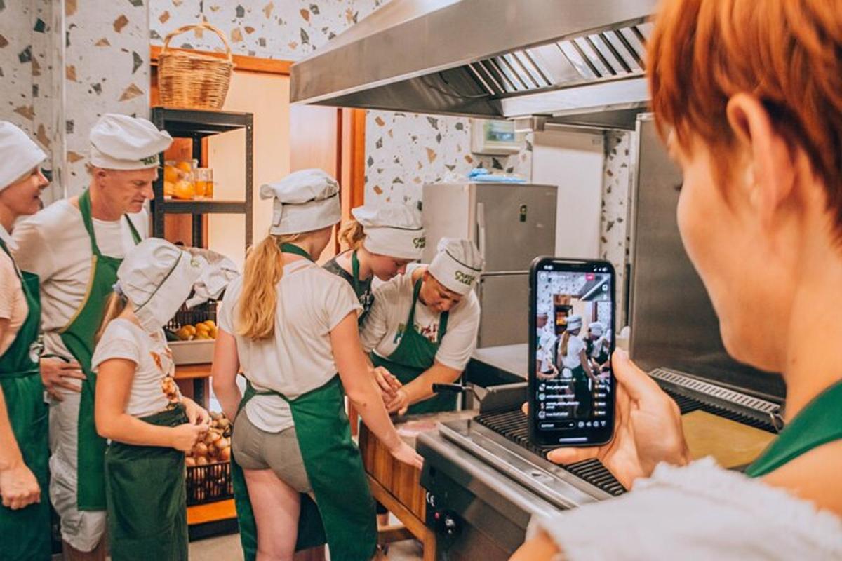 un gruppo di chef in cucina con un telefono cellulare