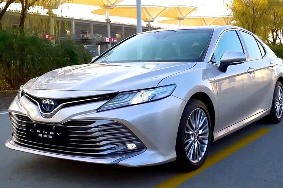 Ein weißer Lexus steht auf einem Parkplatz