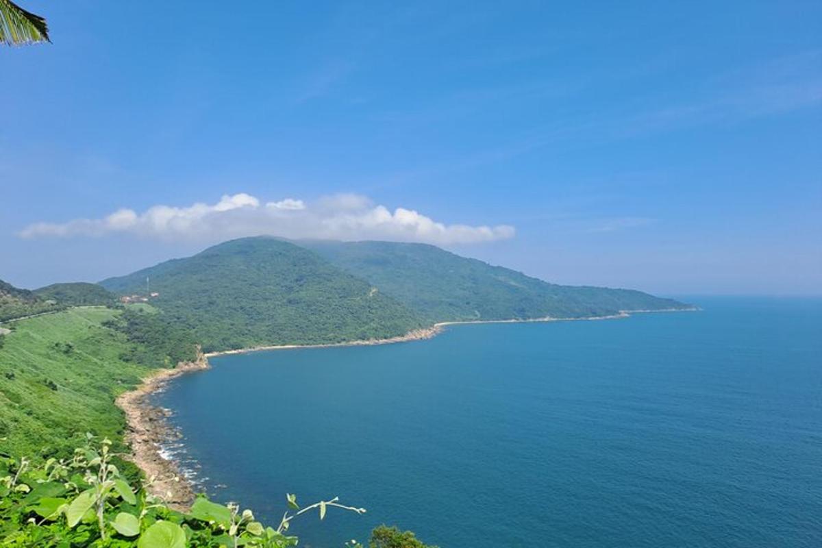 pogled na plažo z goro v ozadju