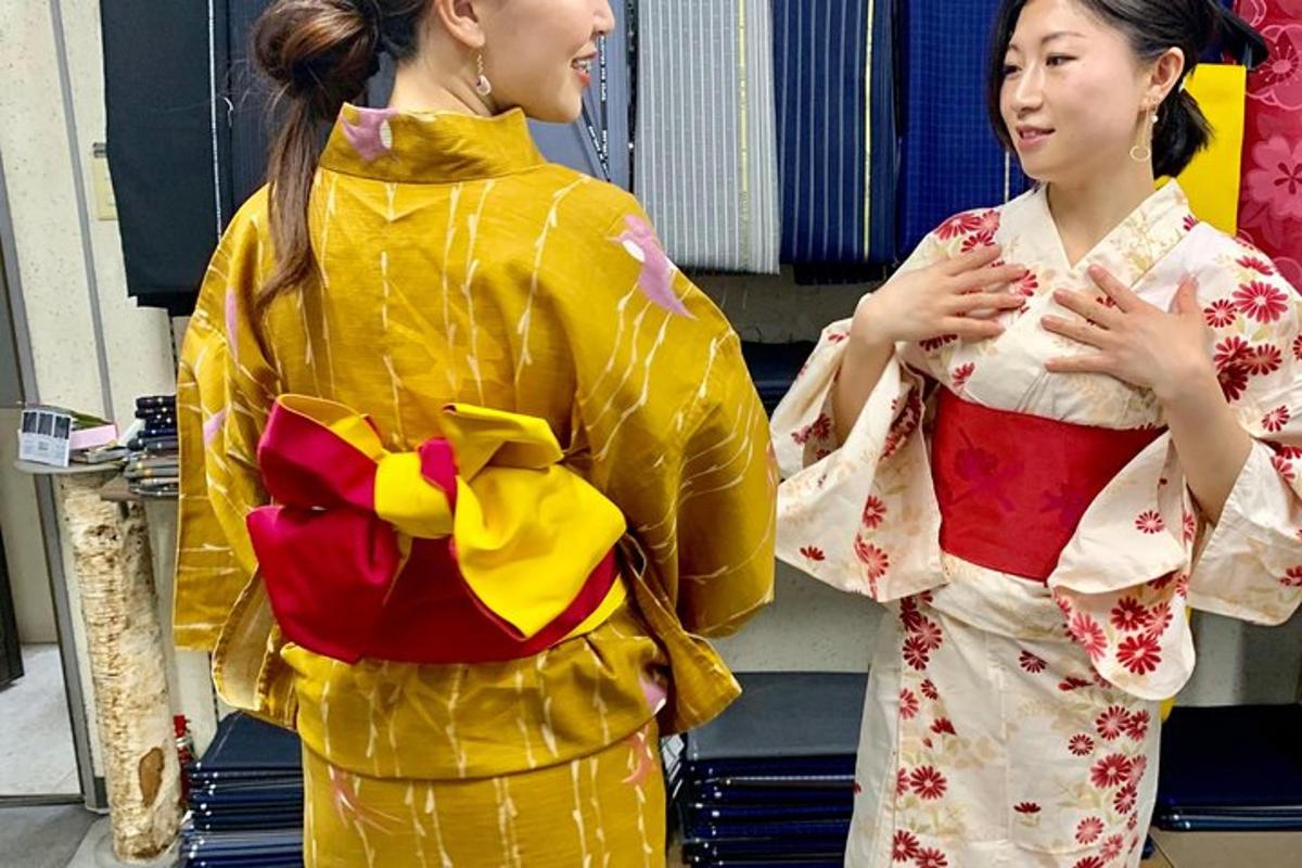 Tvær konur klæddar í kimono standa hlið við hlið