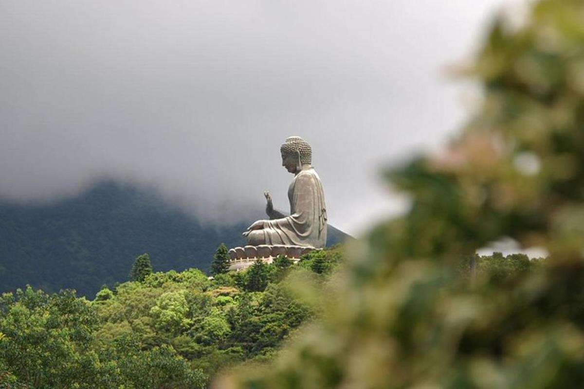 山の頂上に座る大きな像