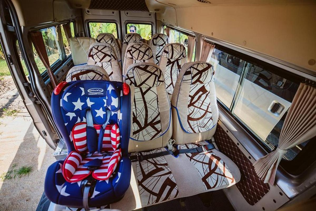skupina sedadel v zadní části autobusu
