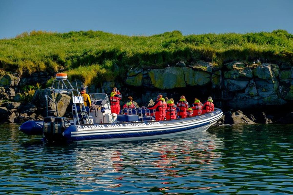 un gruppo di persone su una barca sull'acqua