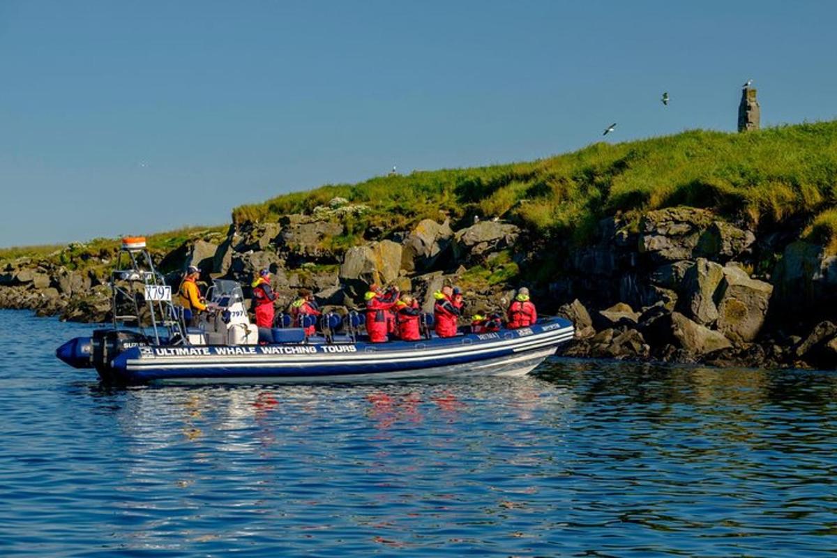 un gruppo di persone su una barca sull'acqua