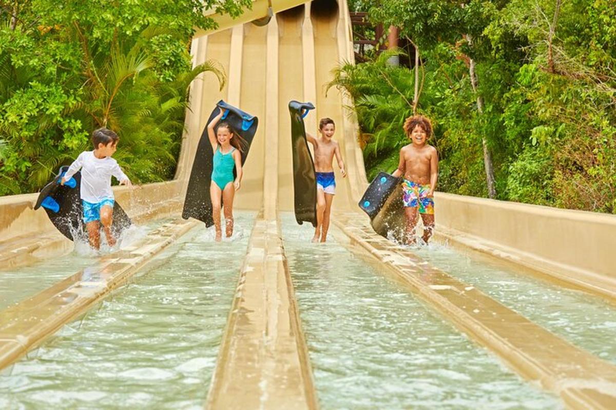 un grup de nens a l'aigua d'una piscina