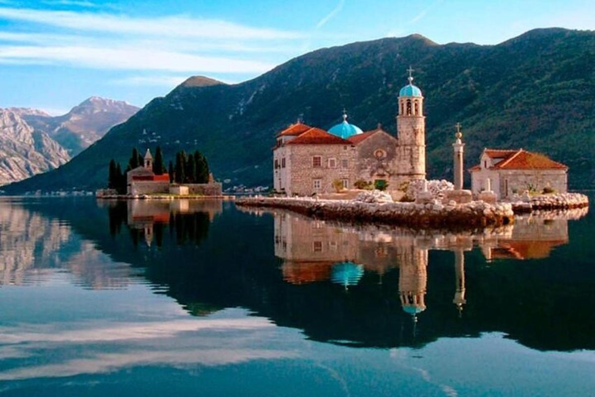 otok sredi jezera s cerkvijo