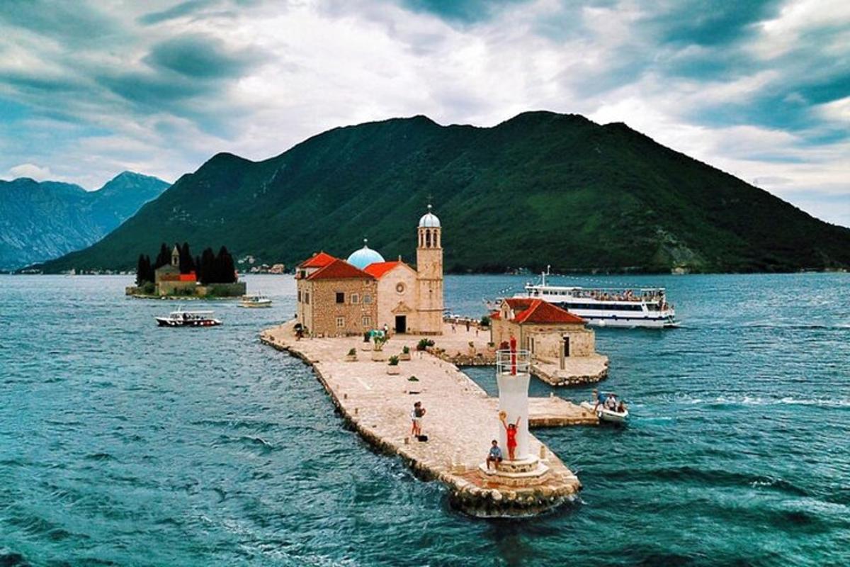 majhen otok sredi vodnega telesa