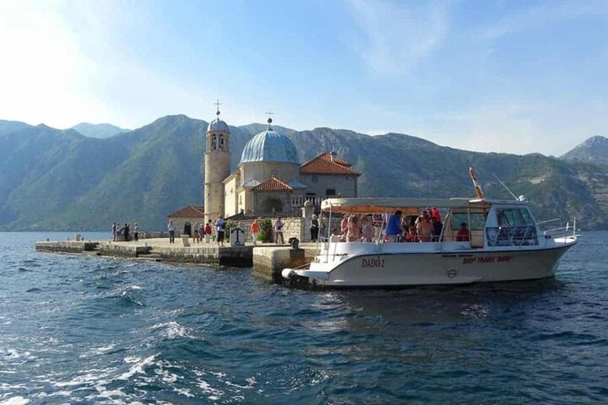 čoln na vodi poleg cerkve