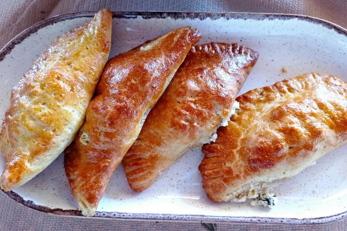 un piatto bianco con quattro pasticcini sopra