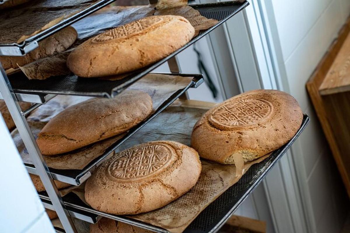 un mucchio di pagnotte di pane su uno scaffale