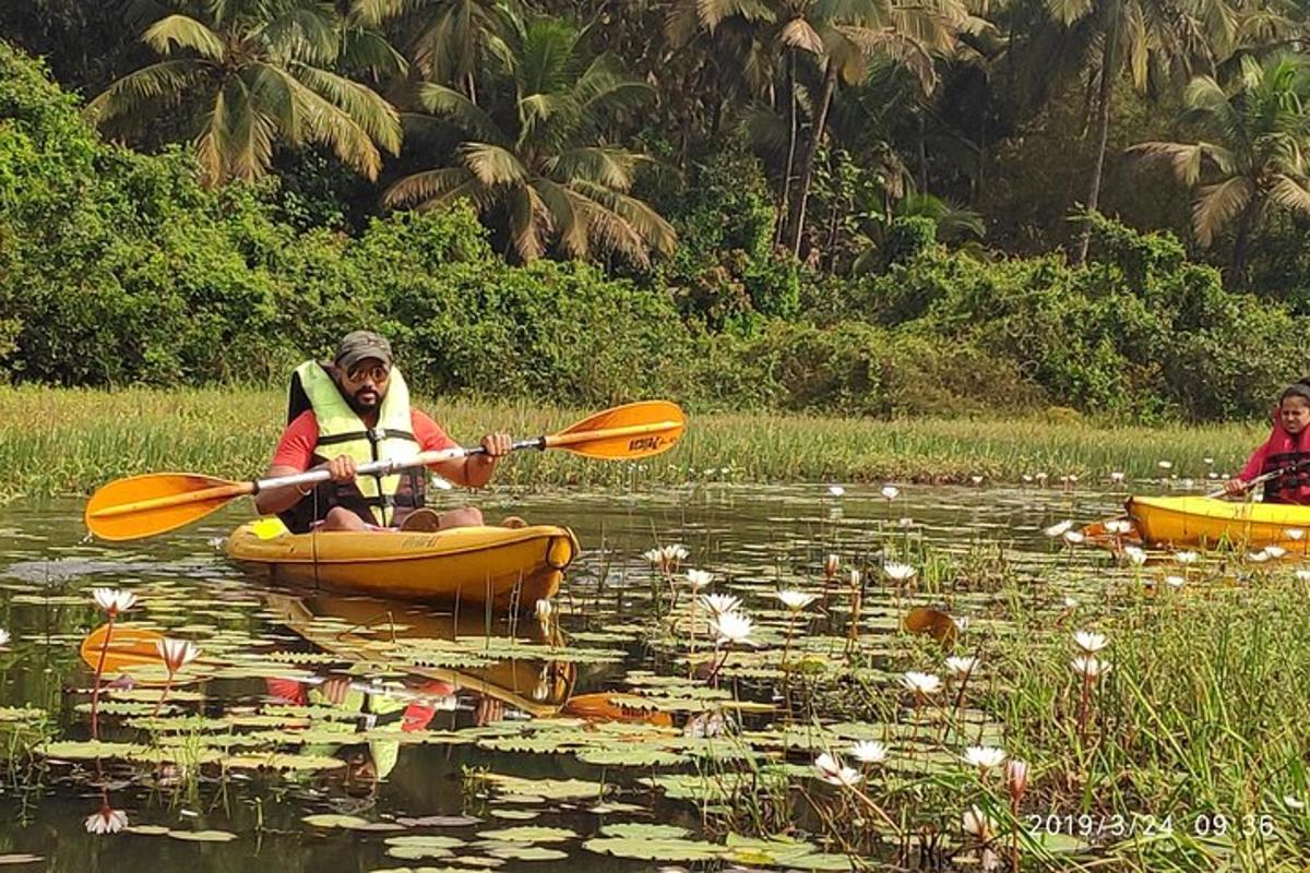 seorang lelaki dalam kayak di tasik dengan seorang wanita