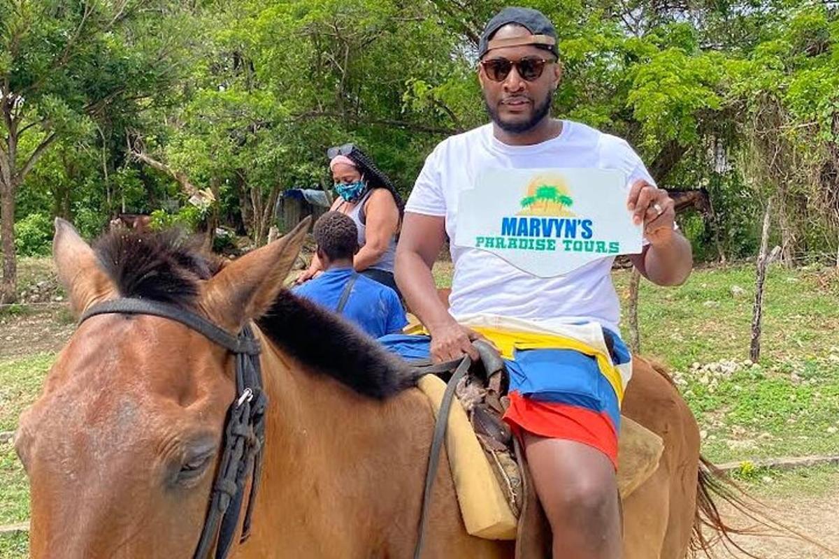 un hombre montado en el lomo de un caballo