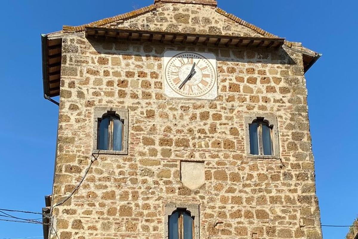 un'alta torre dell'orologio in mattoni con un orologio sopra