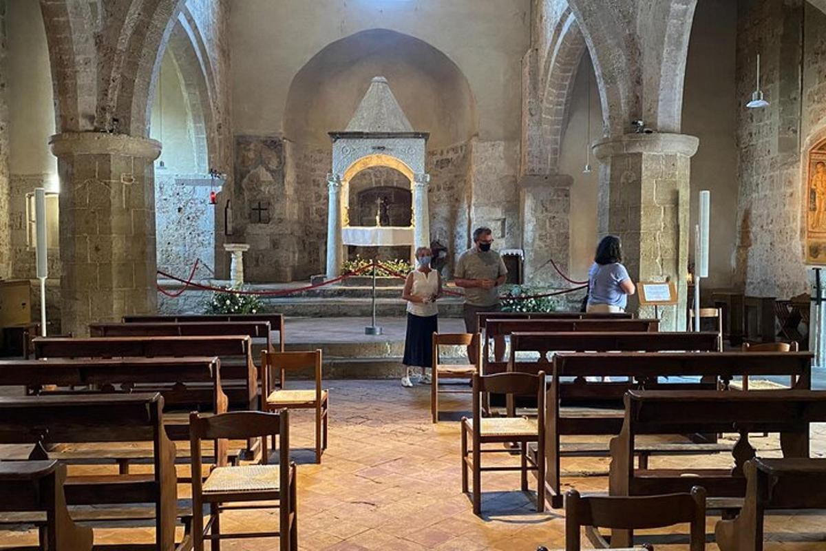 un gruppo di persone in piedi in una chiesa con i banchi