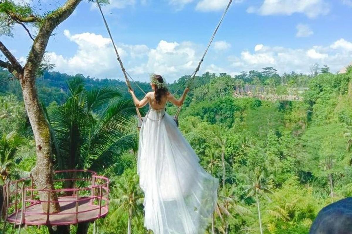 una mujer con un vestido de novia en un columpio