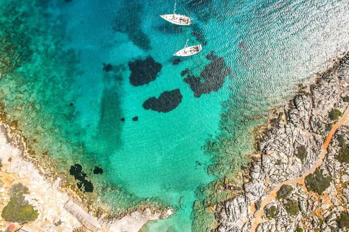 pemandangan atas laut dengan bot di dalam air