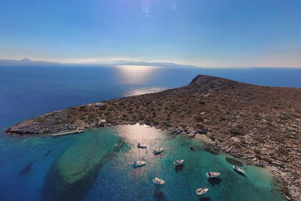 una vista aerea di un'isola con barche in acqua