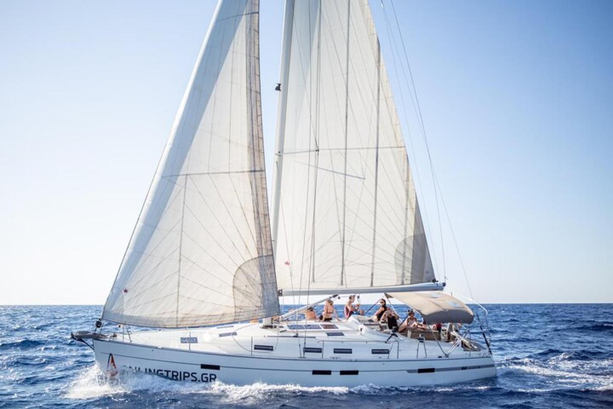 un gruppo di persone su una barca a vela nell'oceano