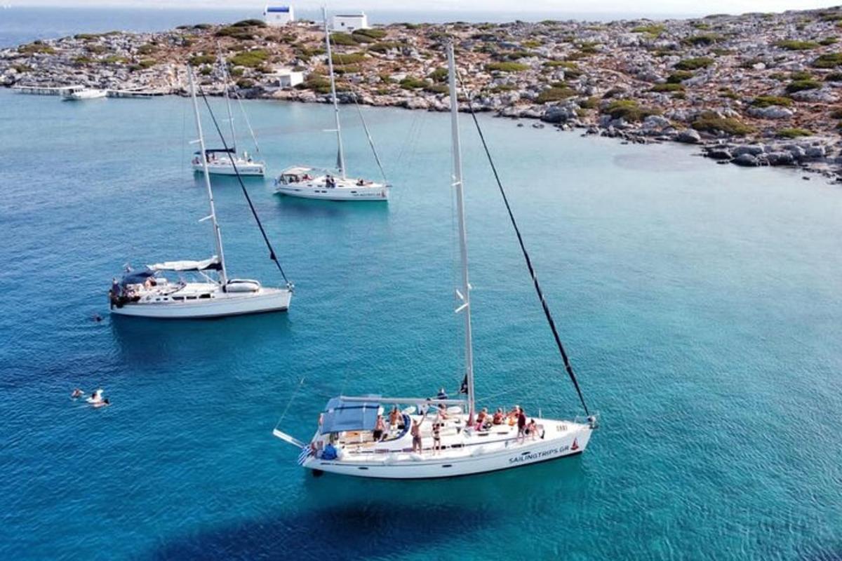 un gruppo di persone su una barca a vela in acqua