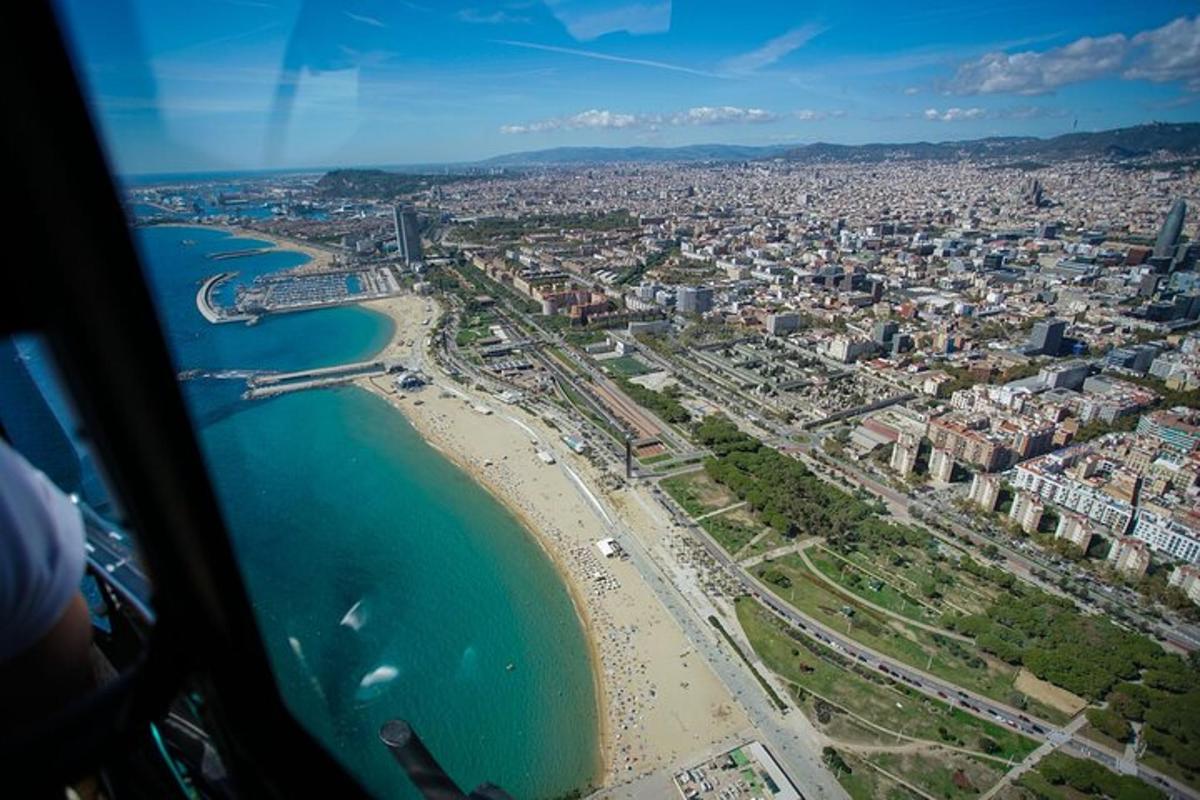 Una vista de una playa y el océano desde un avión.