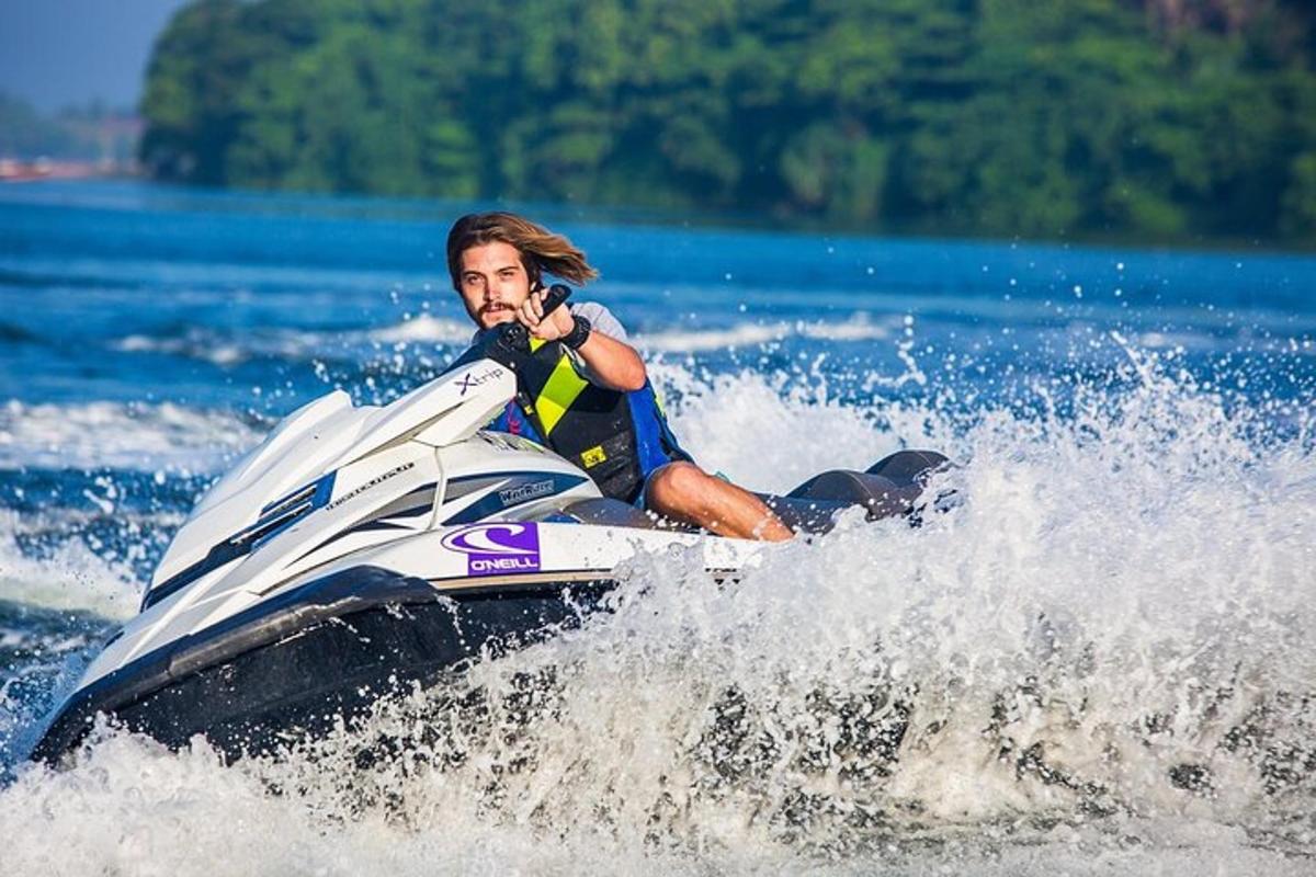 egy férfi jetskizik a vízben