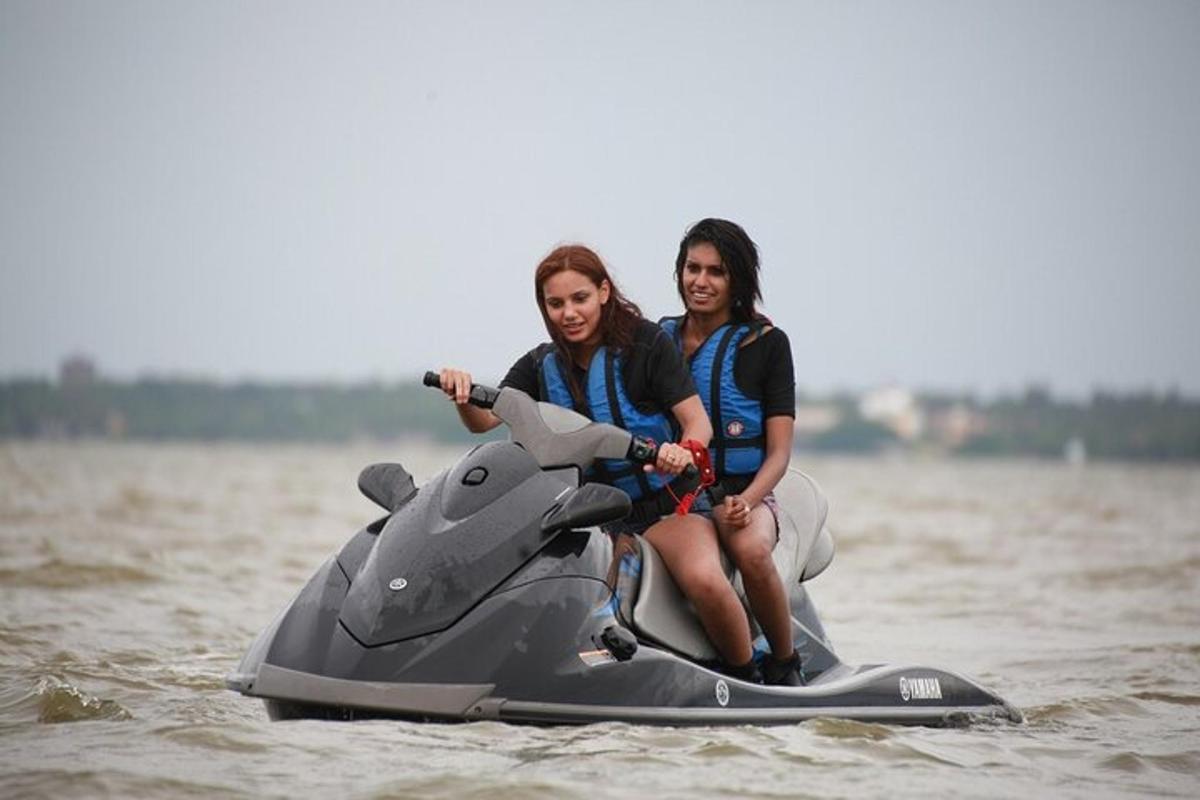 két ember jetskizik a vízben
